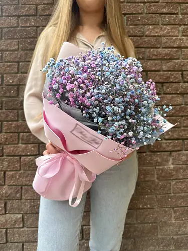 На фото №2 Букет из гипсофилы в розовой упаковке