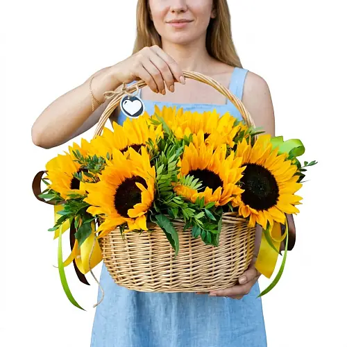 Корзина с подсолнухами