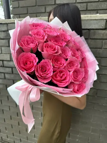 На фото №2 Букет живых цветов из 25 Розовых роз