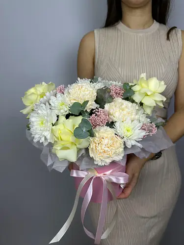 На фото №4 Букет живых цветов с хризантемой и белой французской розой в шляпной коробке