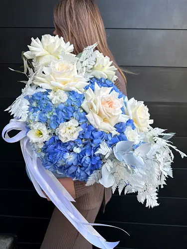 На фото №2 Композиция с голубой гортензией и розами 