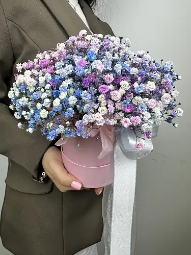 На фото №5 Нежная коробка из радужной гипсофилы