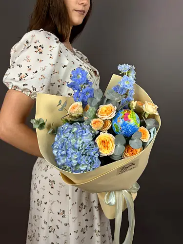 На фото №3 Букет с голубой гортензией и глобусом 