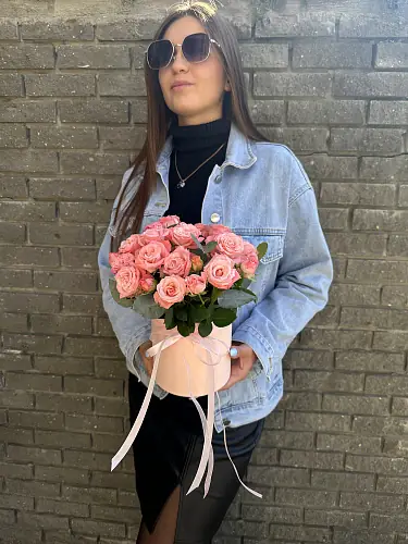 На фото №4 Букет живых цветов с нежными кустовыми розами в красивой шляпной коробке