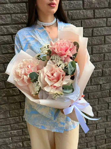 На фото №3 Букет из роз и статицы в стильной упаковке