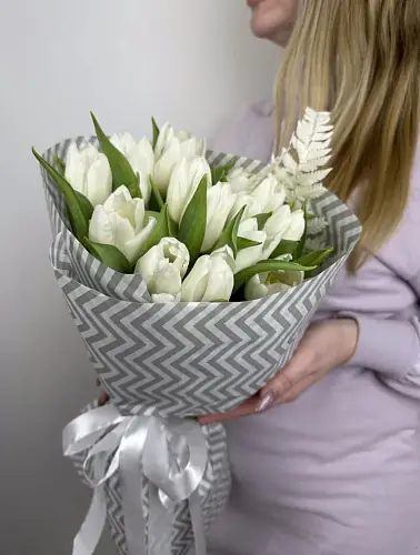 На фото №2 Букет живых цветов из 15 Белых тюльпанов в дизайнерской упаковке