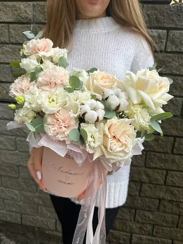 На фото №2 Нежная композиция с розами и хлопком 