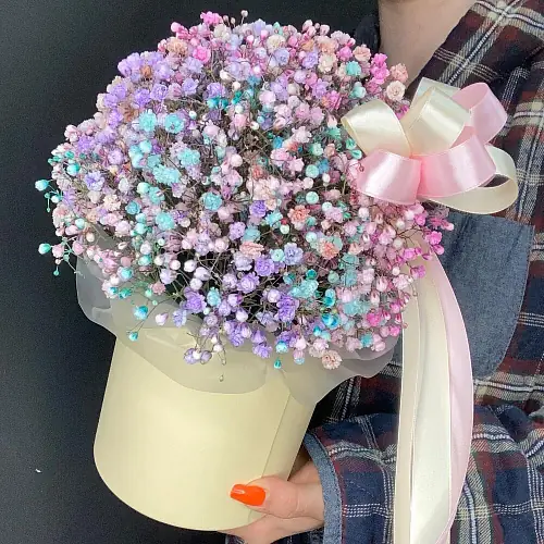 На фото №2 Радужная композиция с гипсофилой 