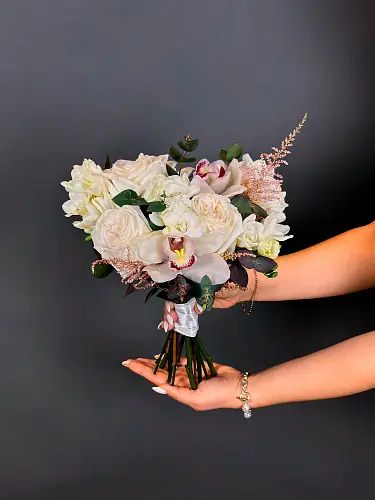 На фото №4 Букет с розами и орхидеей 