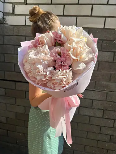 На фото №3 Нежный букет с розами и гортензией в упаковке