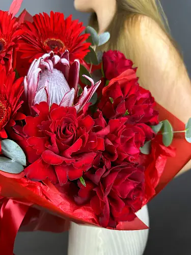 На фото №3 Букет красной розы и гербер