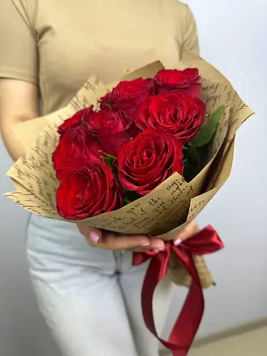 На фото №2 Букет живых цветов из 9 Красных роз