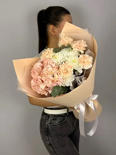 На фото №2 Стильный букет с розовой гортензией и диантусами