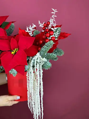 На фото №3 Цветы живые, новогодняя композиция с нобилисом и украшениями в шляпной коробке