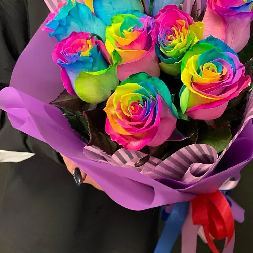 На фото №2 9 радужных роз в упаковке 