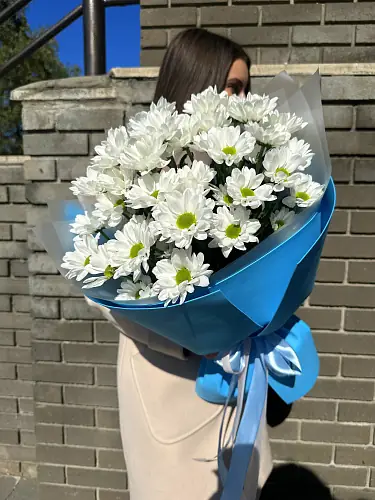 На фото №5 Букет живых цветов из 5 кустовых хризантем