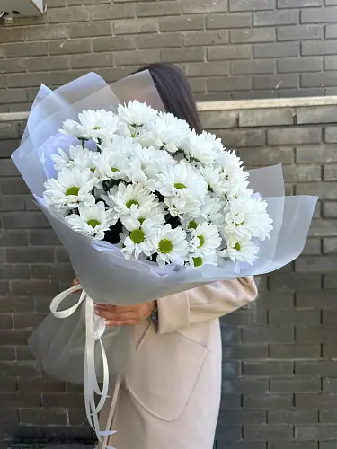 На фото №3 Букет живых цветов из 7 кустовых хризантем