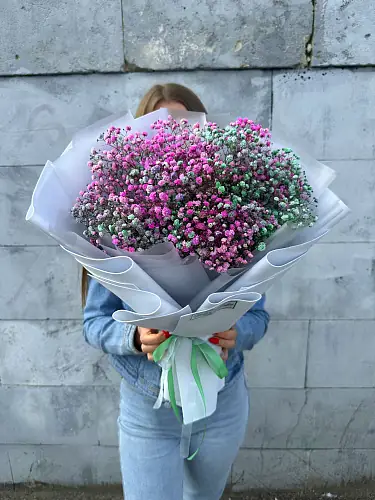 На фото №2 Букет живых цветов из цветной гипсофилы