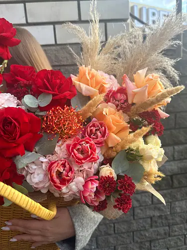 На фото №3 Корзина с розами и тюльпанами 