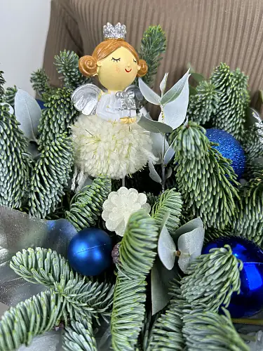 На фото №2 Новогодняя корзина с феей