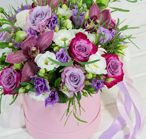 На фото №3 Шляпная коробка "Маскарад"