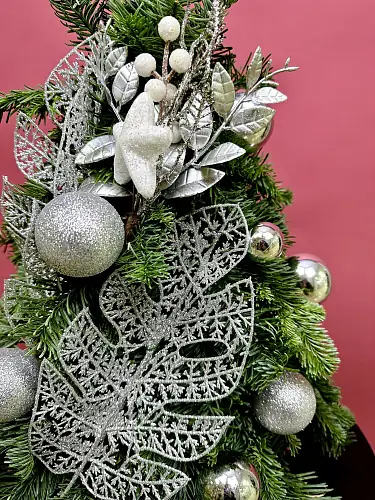 На фото №3 Декоративная елка с серебром