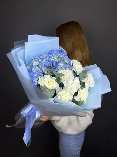На фото №4 Сборный букет с голубой гортензией и гвоздикой