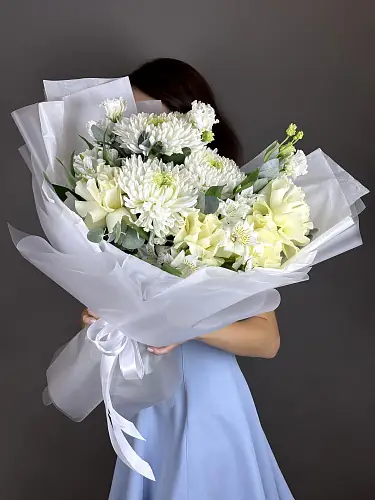 На фото №4 Букет с одноголовыми хризантемами и белыми розами 