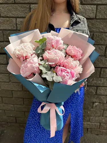 На фото №4 7 Пионов с эвкалиптов в дизайнерской упаковке