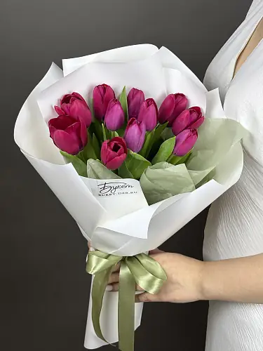 На фото №2 11 Малиновых Тюльпанов в упаковке