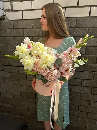 Коробка с розами и розовой гортензией 