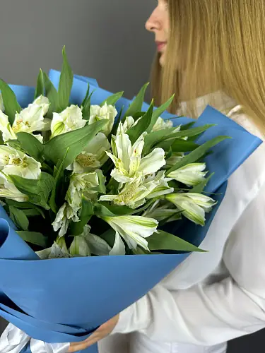 На фото №4 Букет живых цветов из белой альстромерии