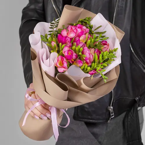 15 Малиновых Фрезий в упаковке