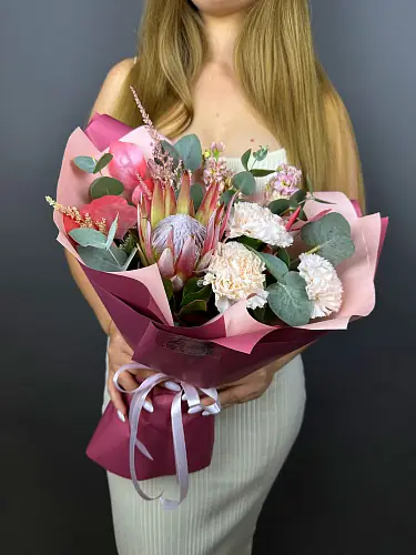 На фото №3 Протея с диантусами