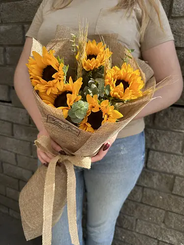 На фото №3 Букет живых цветов из 5 подсолнухов