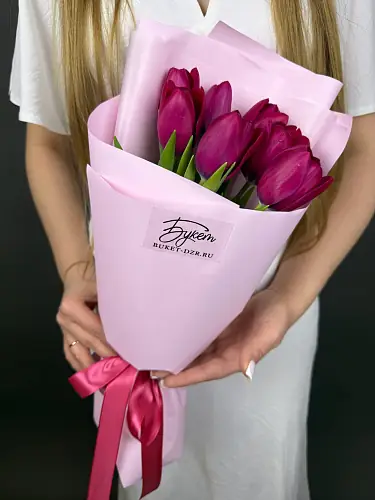 На фото №3 7 Малиновых Тюльпанов в упаковке 