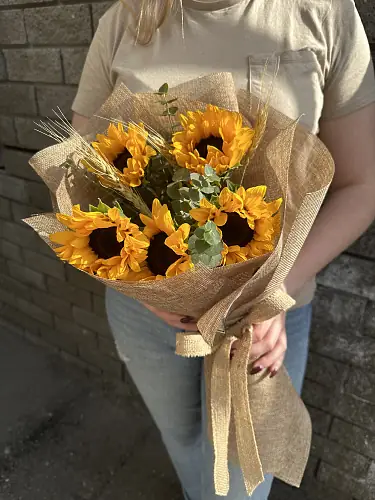На фото №2 Букет живых цветов из 5 подсолнухов