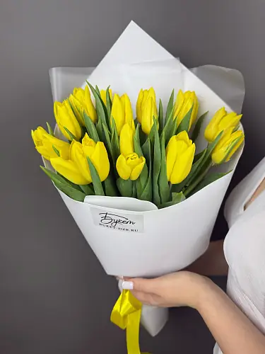 На фото №4 Букет 17 Желтых тюльпанов
