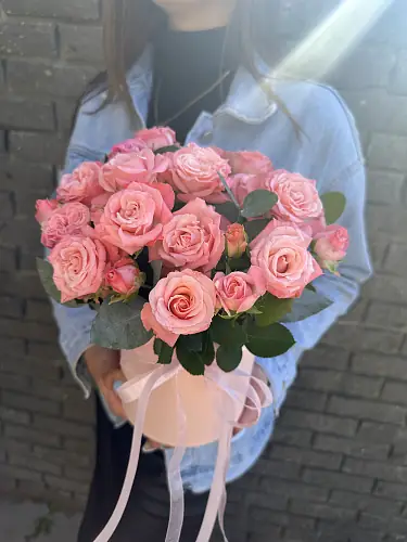 На фото №7 Букет живых цветов с нежными кустовыми розами в красивой шляпной коробке