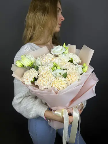 На фото №4 Нежная композиция из эустомы и гвоздики