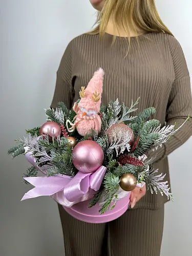 На фото №3 Цветы живые, Новогодняя композиция с нобилисом и снеговиком в шляпной коробке