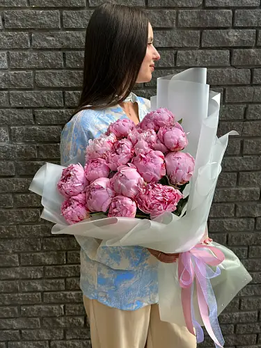 На фото №3 15 Пионов в стильной упаковке 