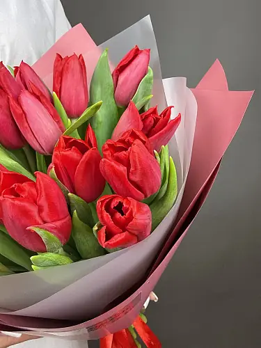 На фото №5 Букет из Красных Тюльпанов 15 шт
