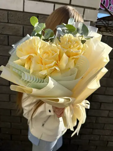 На фото №5 Букет живых цветов из 3 роз с эвкалиптом