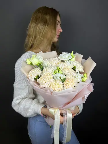 На фото №5 Букет нежных живых цветов из эустомы и гвоздики в дизайнерской упаковке