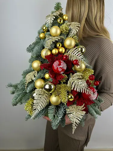 На фото №6 Елка с золотым декором 