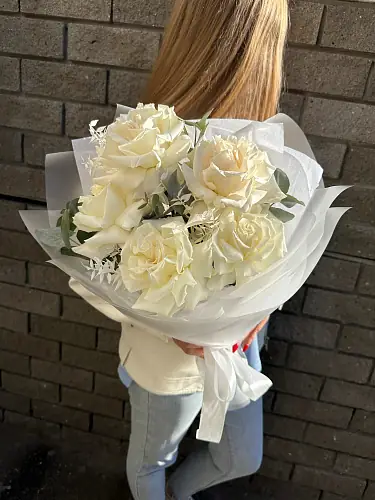 На фото №5 5 Роз с эвкалиптом в упаковке 