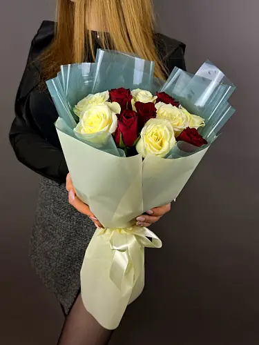 На фото №7 Букет из 11 роз в дизайнерской упаковке 