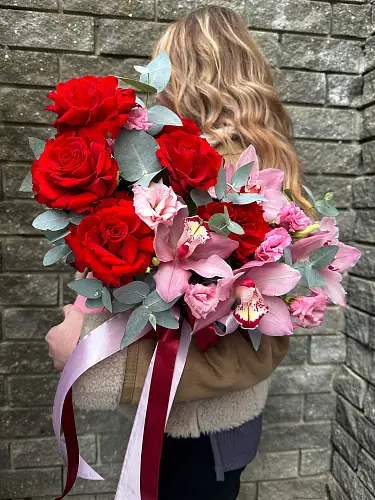 На фото №4 Композиция с розами и орхидеей 