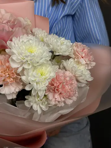 На фото №6 Нежный букет живых цветов с диантусами и хризантемой в дизайнерской упаковке